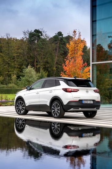 Opel Grandland X gets a new, more affordable hybrid version
